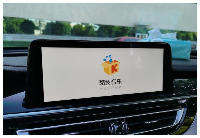 10.25寸的悬浮式中控屏幕,显示色彩细腻,画质舒适