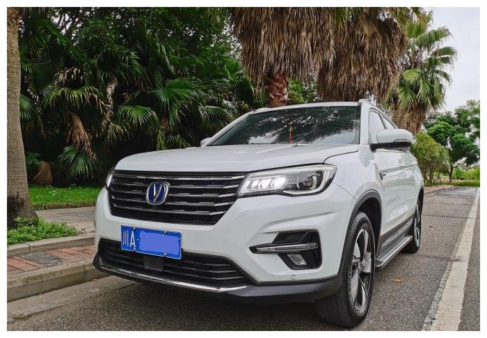 街头现动力强劲的2018款长安cs75