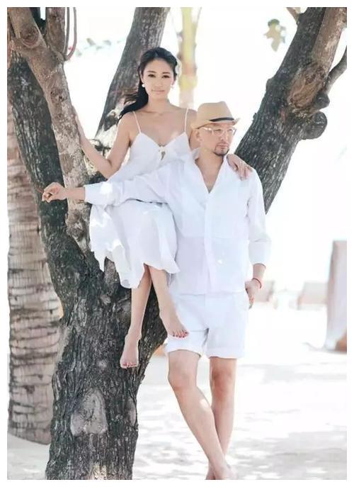 48岁梁静罕秀恩爱,老公尖嘴猴腮无夫妻相,抢闺蜜男友也有幸福