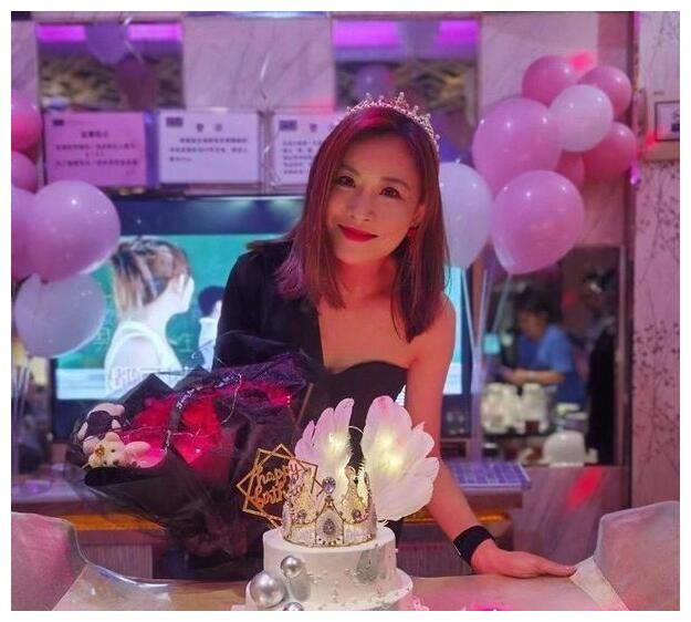 49岁张文慈近况曝光被吴廷烨苦追22年如今晒婚纱照却遭嘲笑