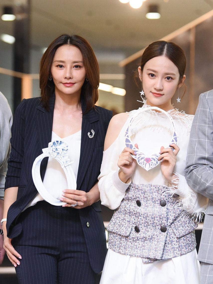 图一是詹姆斯·罗伯特·海耶斯的妻子——马舒雅美照!