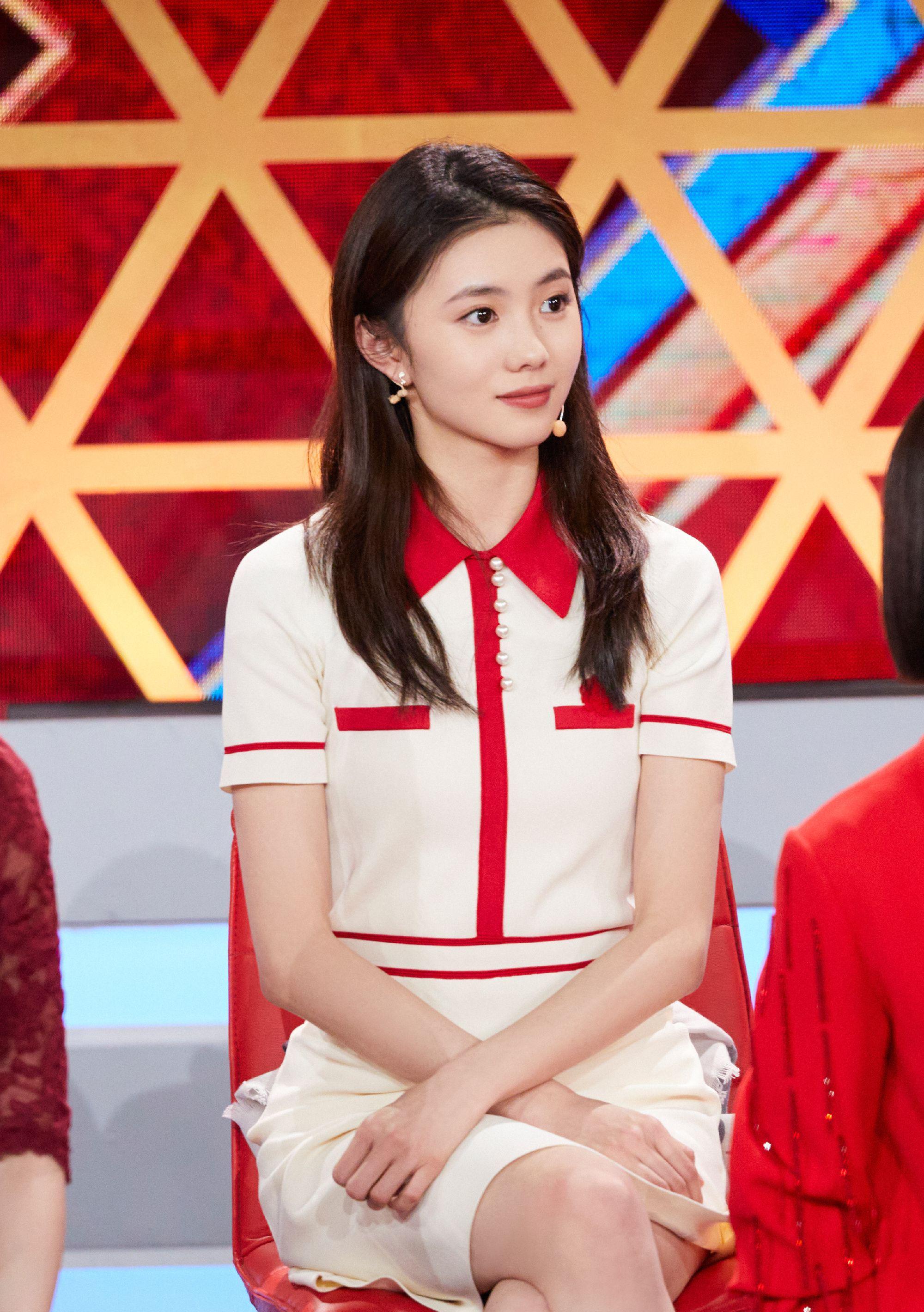 一出道就拥有专属工作室最小谋女郎人气旺校服连衣裙眼神纯真