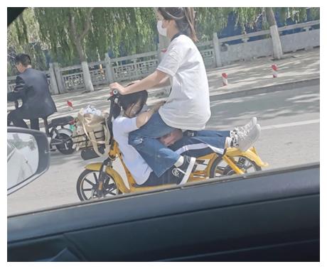 “逛街时女友偷看别人，男友发现后做法太有意思了”哈哈哈休闲区蓝鸢梦想 - Www.slyday.coM