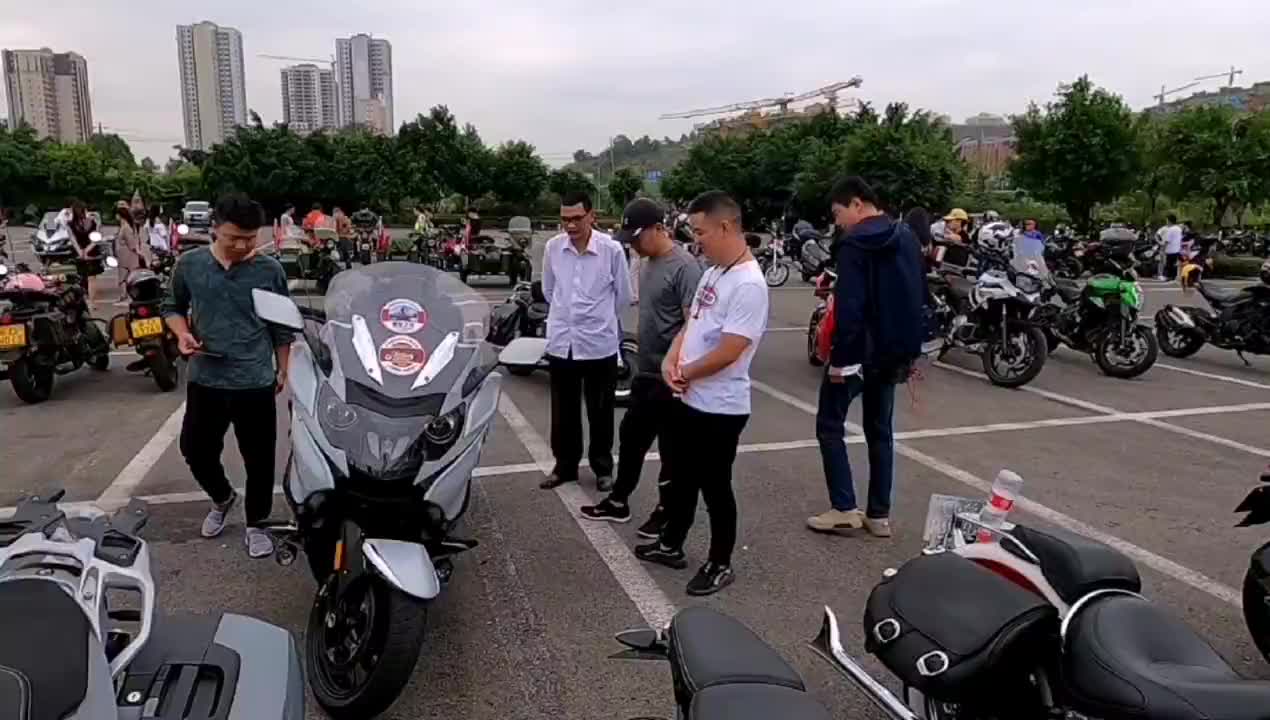 重庆停车场停上亿摩托车 看摩友都开什么车 宝马adv受欢迎 重庆停车场停上亿摩托车 看摩友都开什么车 宝马adv受欢迎