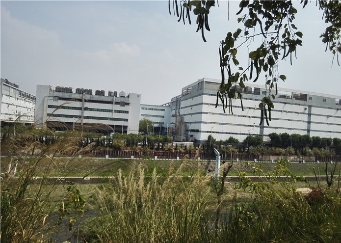 跨过这条龙华河就是富士康厂区了