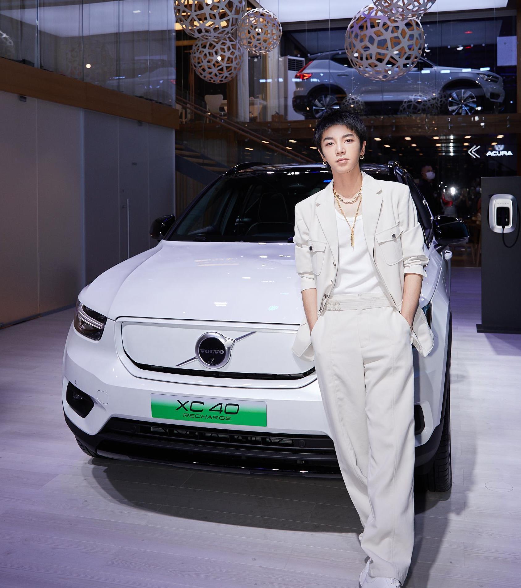 华晨宇代言沃尔沃汽车,一身白帅气十足,金色耳环个性时尚前卫