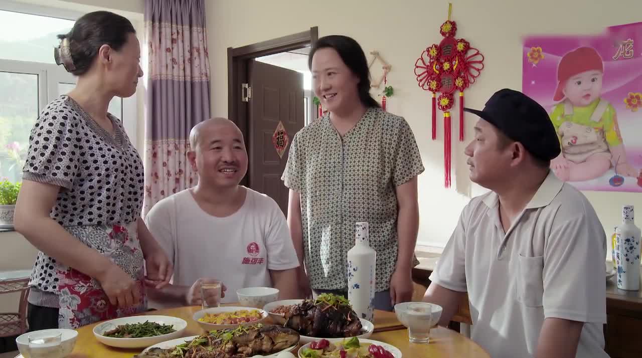看刘能白吃谢广坤家的大桌菜,笑的都合不拢嘴啦