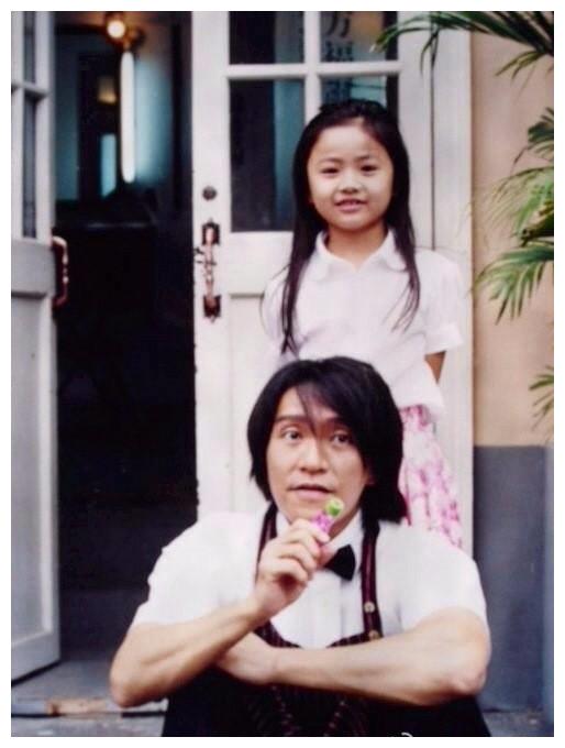 周星驰这么喜欢小孩,却单身至今未婚有个女儿该多完美
