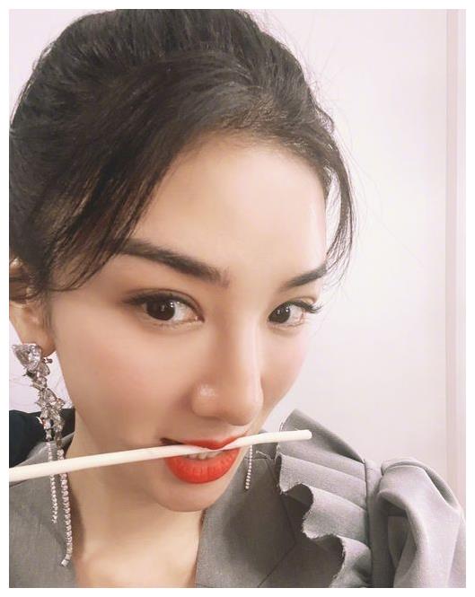 黄奕转发微博,表示感谢时代的宽容,网友表示跟你无关!__财经头条