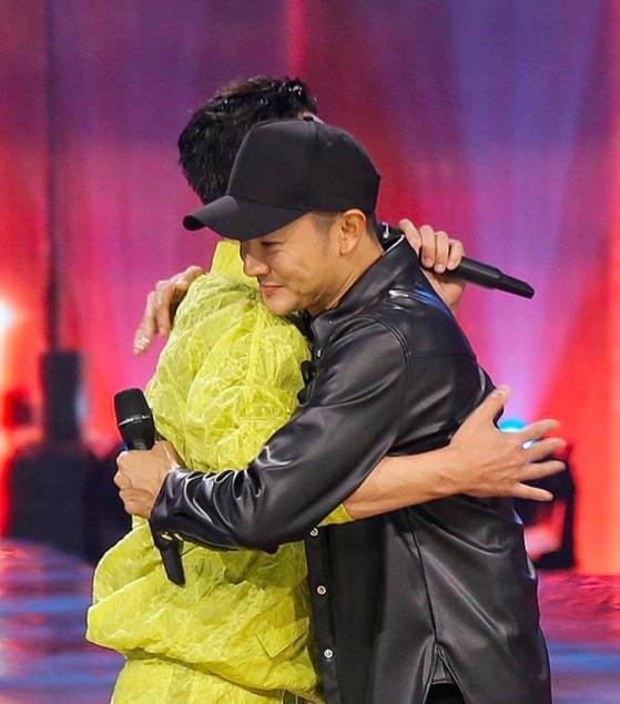 印小天杜淳同台跳顶胯舞大方拥抱亲密十足网友世纪大和解