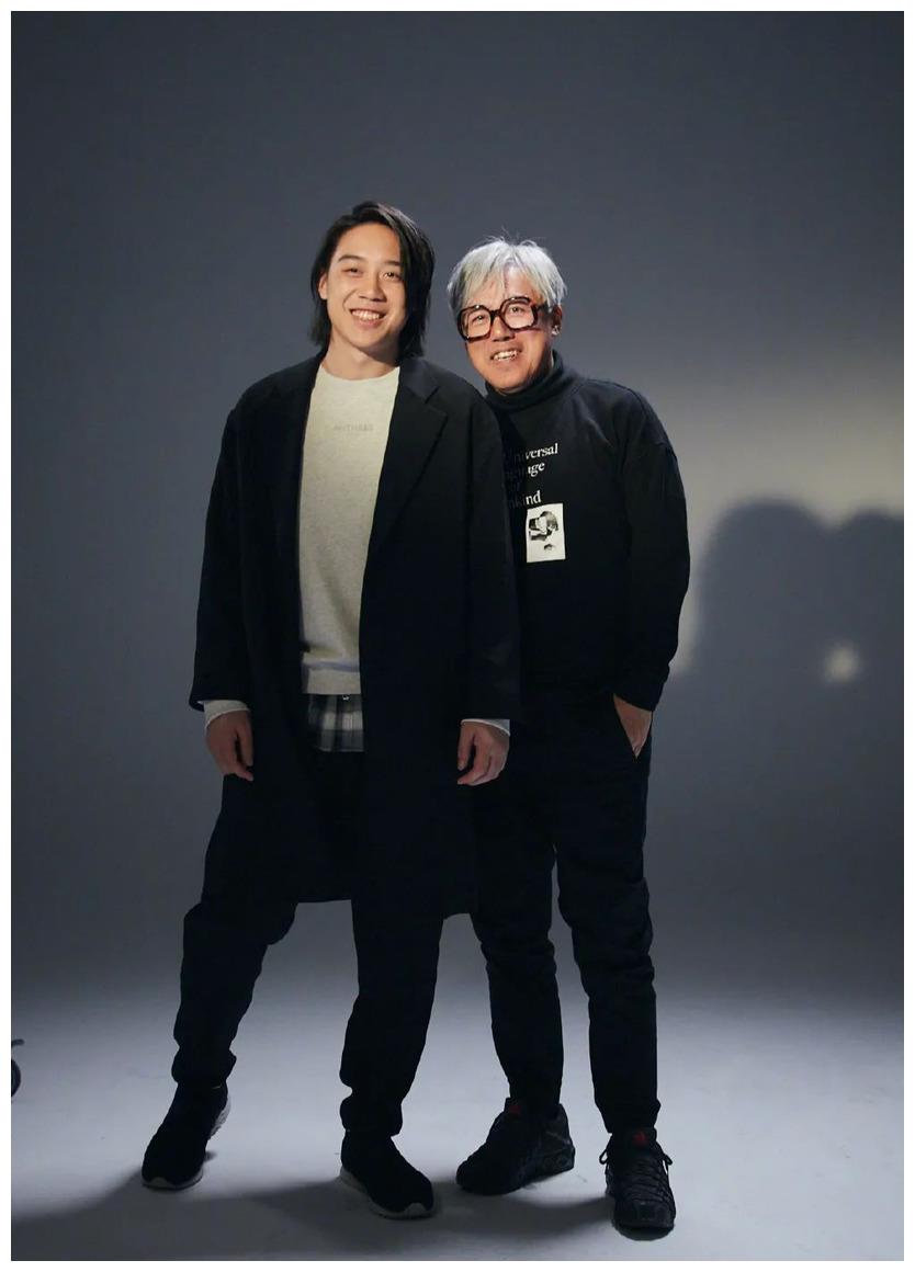 张宇晒22岁儿子近照,两父子眉宇间神似,粉丝直呼帅气抢当儿媳