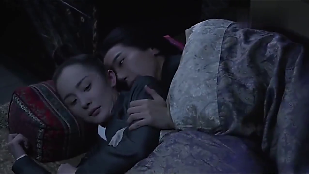 夜华要抱着白浅睡觉,白浅不好意思,急忙挣脱滚下了床