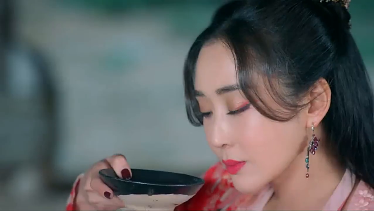 至尊宝他们以为自己穿上了隐身符,眼前的白骨精她们看不到!