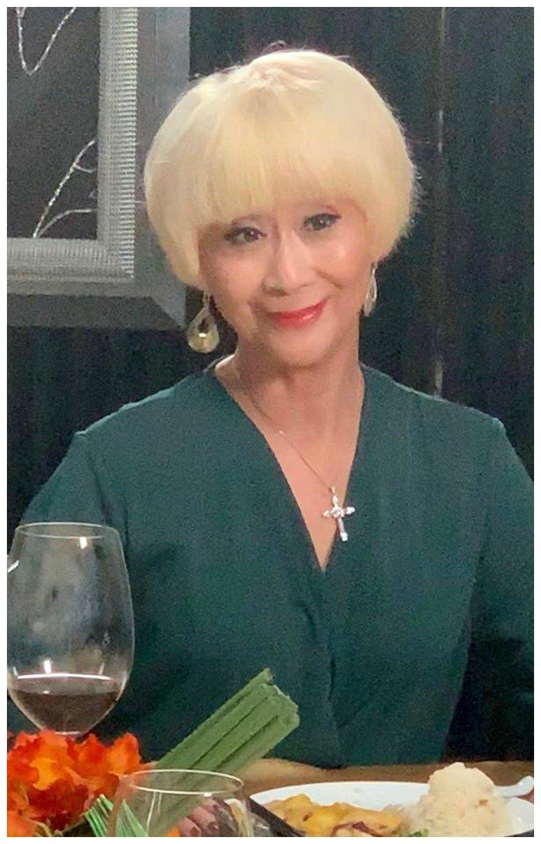 陈曼娜今年69岁,曾经是tvb著名的甘草演员,如果喜欢港剧的网友,对她