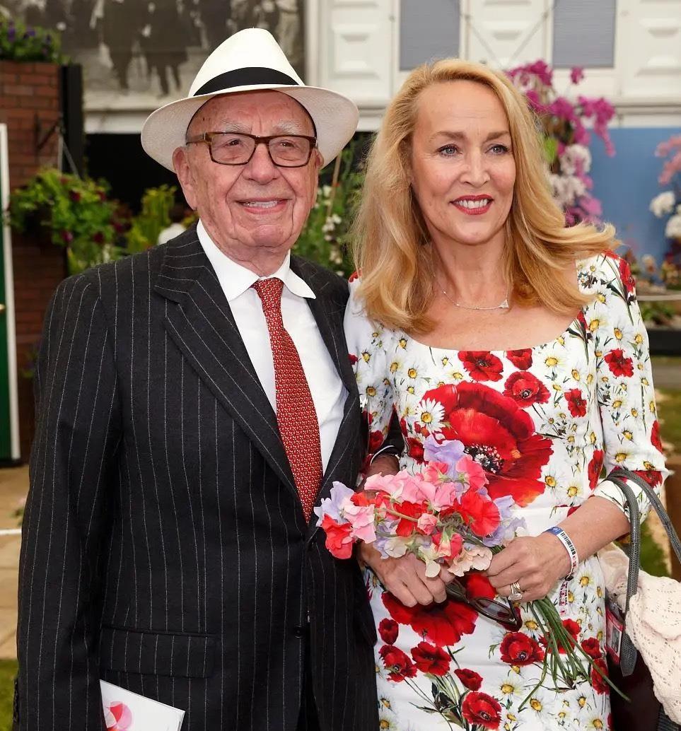 默多克和63岁妻子真般配!