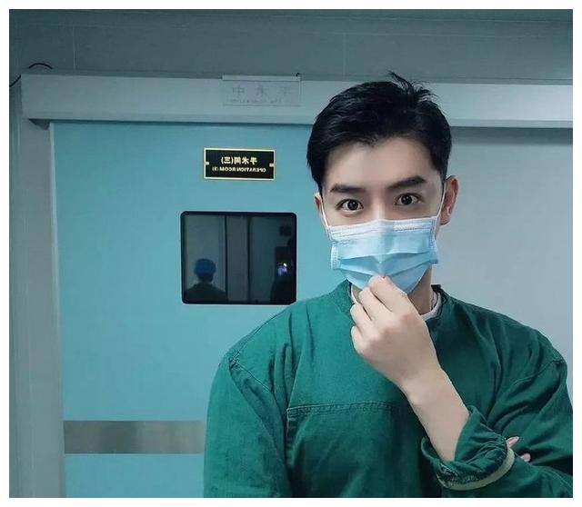 90后高颜值医生小哥刷屏又帅又温柔网友们直呼绝了