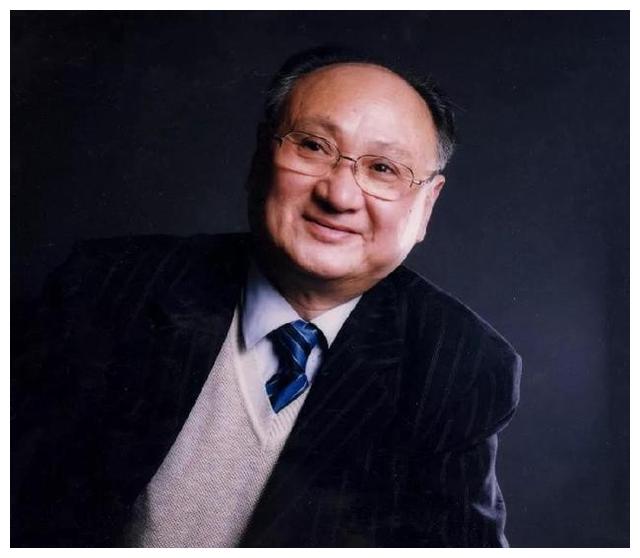 86岁艺术家一条裤子穿50年,因"杨子荣"爆红,童祥苓如今咋样?