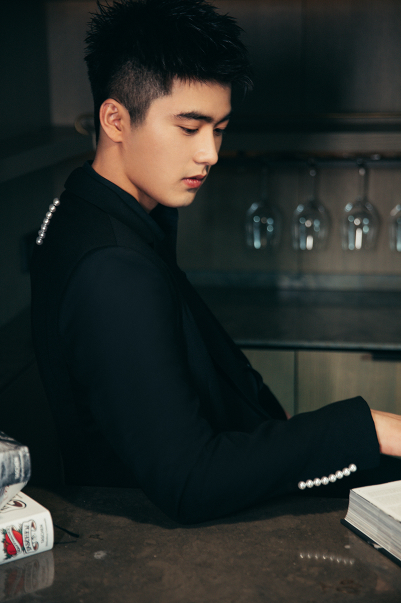 刘奕畅受邀出席ok精彩盛典 优雅西装亮相荣膺"年度挚爱新人"