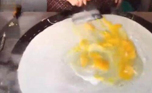 男子街边买煎饼,加了20个鸡蛋,最后大姐把煎饼做成了这样!休闲区蓝鸢梦想 - Www.slyday.coM 男子街边买煎饼,加了20个鸡蛋,最后大姐把煎饼做成了这样!休闲区蓝鸢梦想 - Www.slyday.coM
