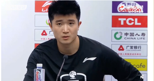 【李泓翰再现新闻发布会,颜值依旧抗打】