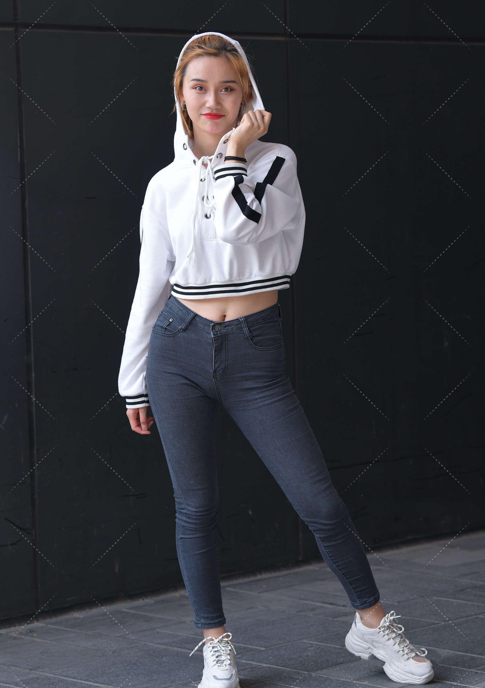 白色连帽外套搭配黑色牛仔裤,简单穿搭,时髦经典_高清图集_新浪网