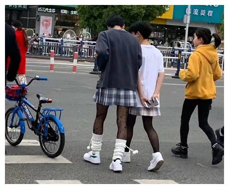 “逛街时女友偷看别人，男友发现后做法太有意思了”哈哈哈休闲区蓝鸢梦想 - Www.slyday.coM