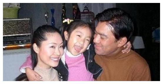 她是国家一级演员,今54岁风韵犹存女儿很美,二婚丈夫却一言难尽