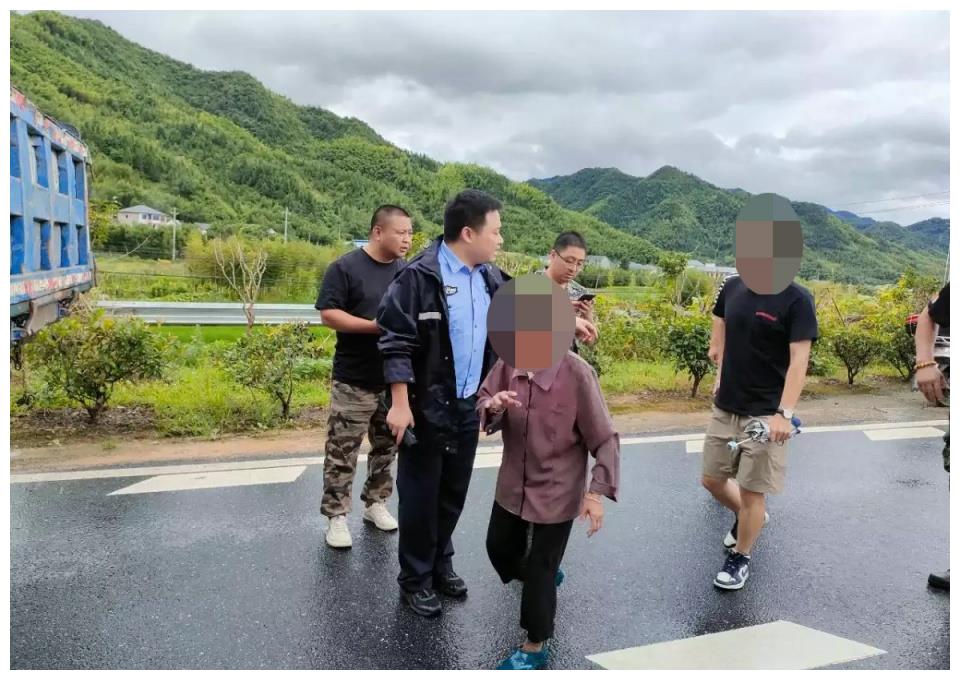 惊险 杭州86岁老人台风天在山林失联15小时