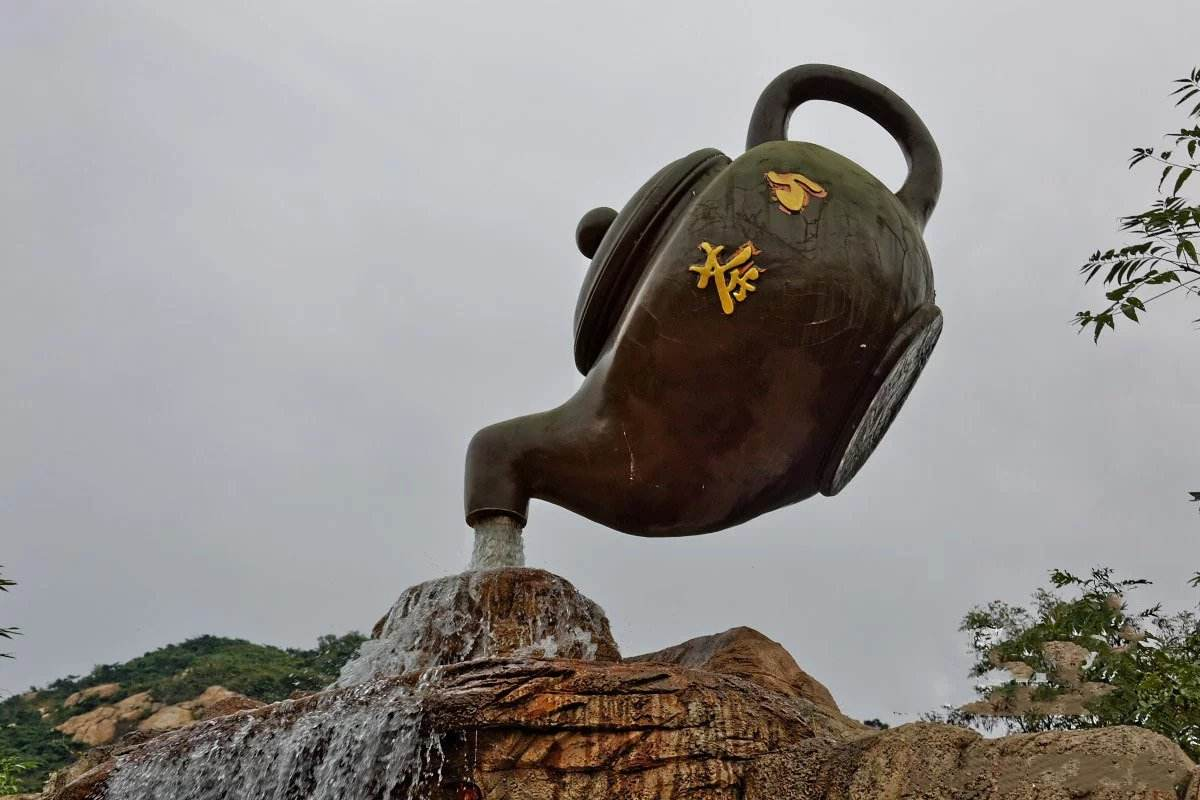 身处青岛的悬空茶壶,多年来水流不断,一直保持着倒茶状态