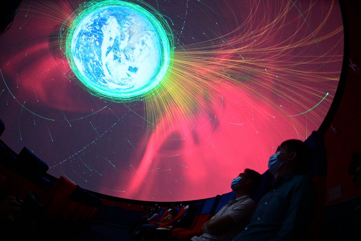 天外有天》,全天域电影《古洞透天机》和立体球幕电影《穹苍解密3d》