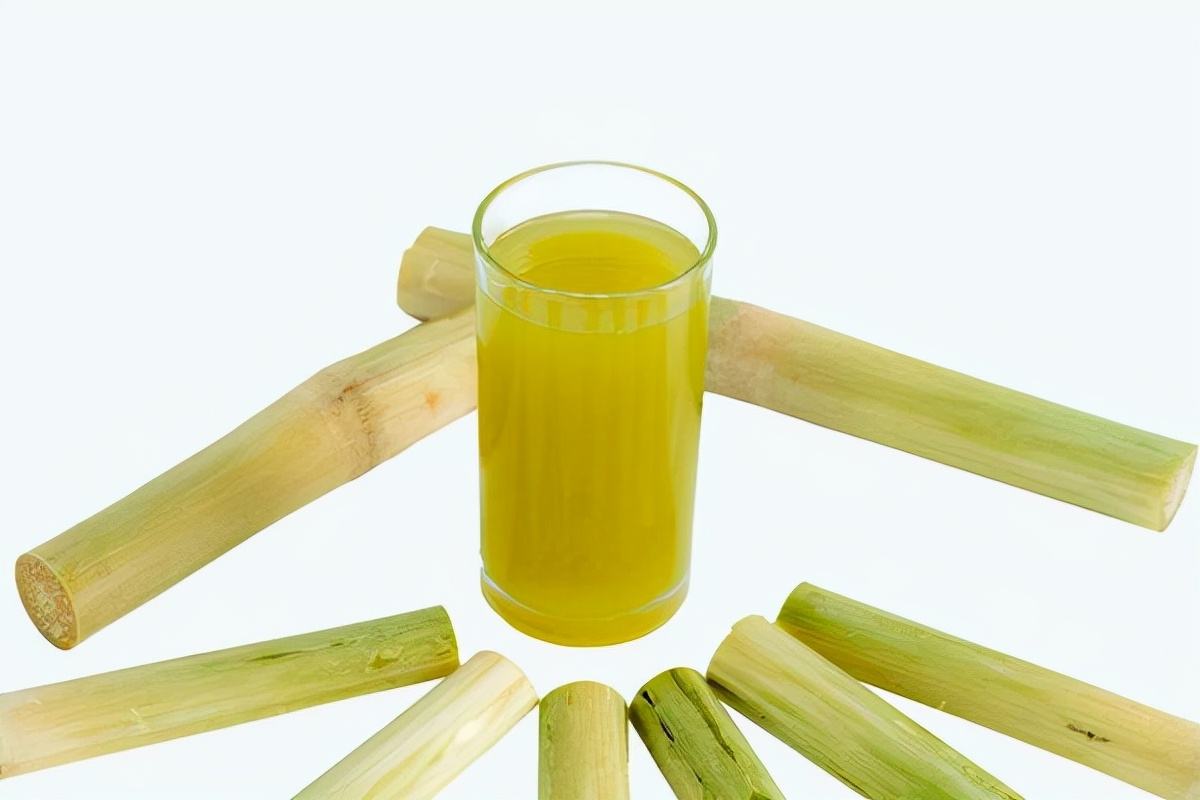 如果不愿意咀嚼甘蔗也可以榨汁喝,甘甜的果汁既好喝又养生,尤其是冬季