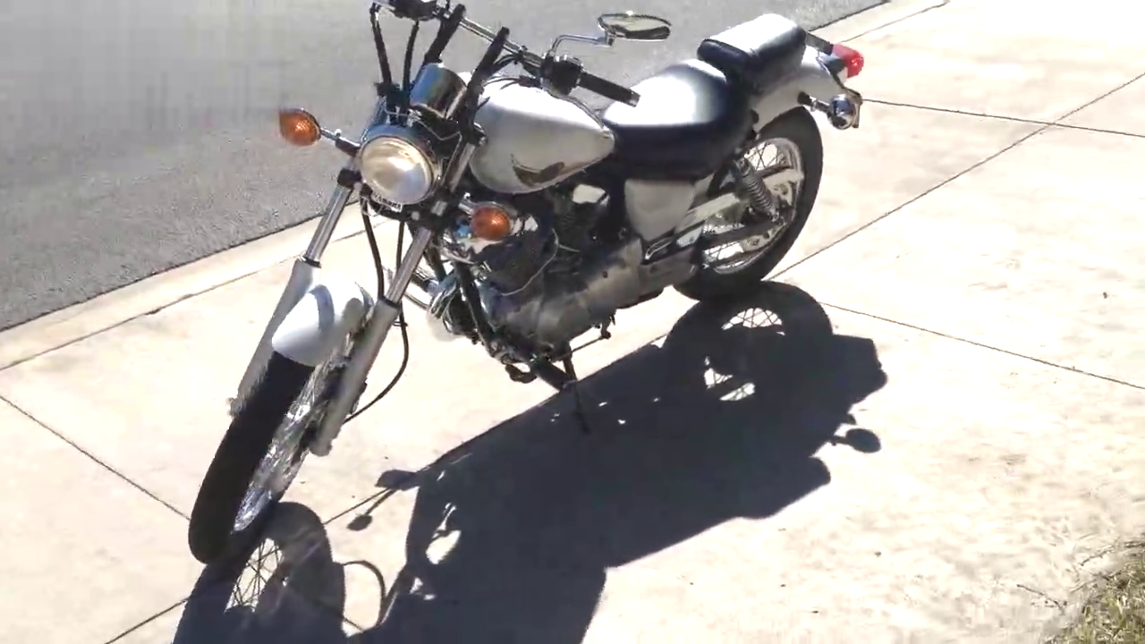 摩托车之家v型双缸的雅马哈vstar250白色