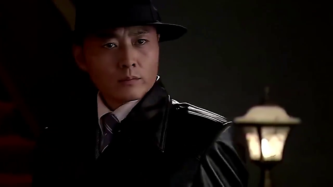 铁血玫瑰:教官这做汉奸都是小心翼翼,能任由拿着枪指着自己吗?