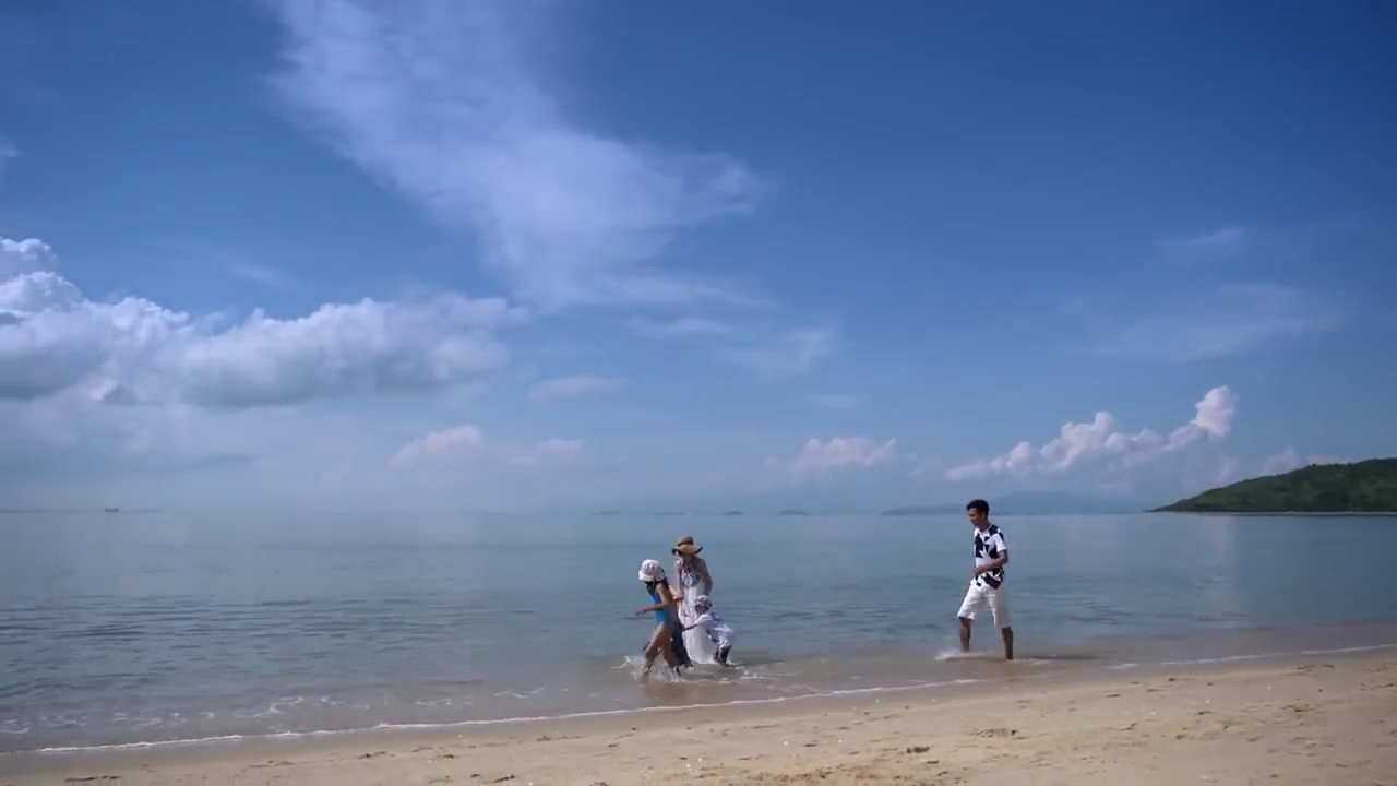 默笙领着几个小朋友在海边追逐打闹,何以琛就跟在他们身后