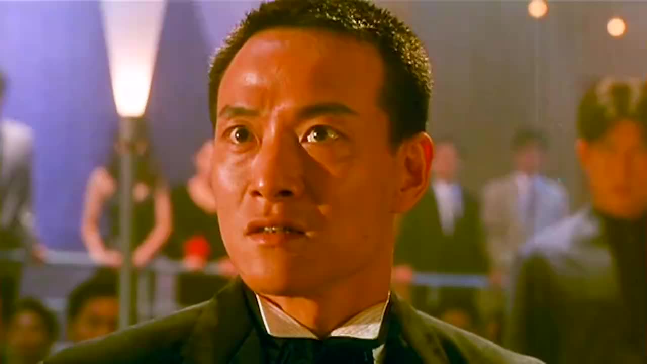 赌神最后一刀漂亮,连桌子带人一起斩断,十步杀一人千里不留行!