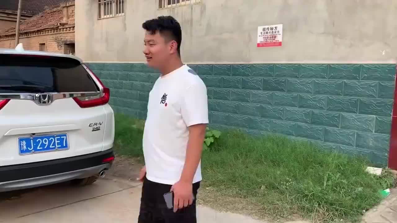 晨晨二哥的新车crv被盯上啦赶紧加满油送去县城二岗这车贵