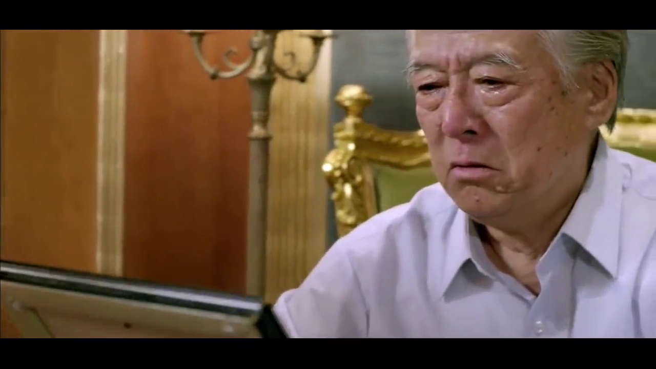 年迈的老父亲,对着儿子的照片流泪,忏悔自己的过错!