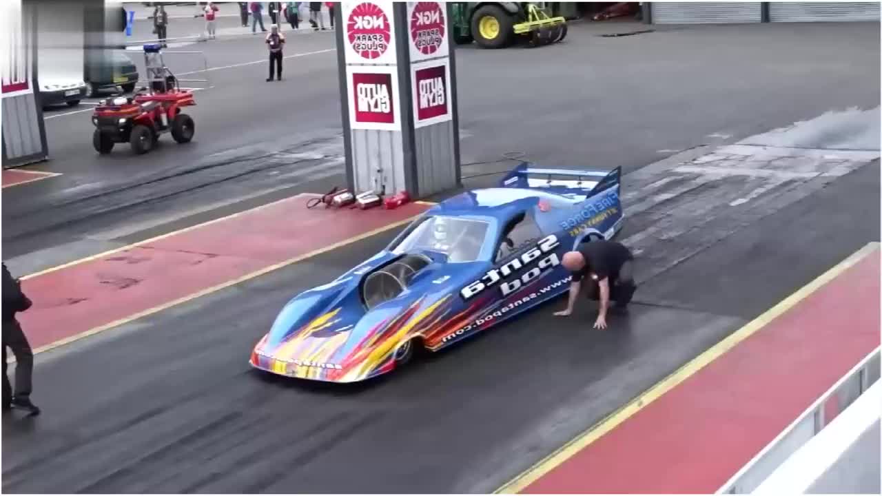 喷气式发动机赛车,刹车都要用减速伞