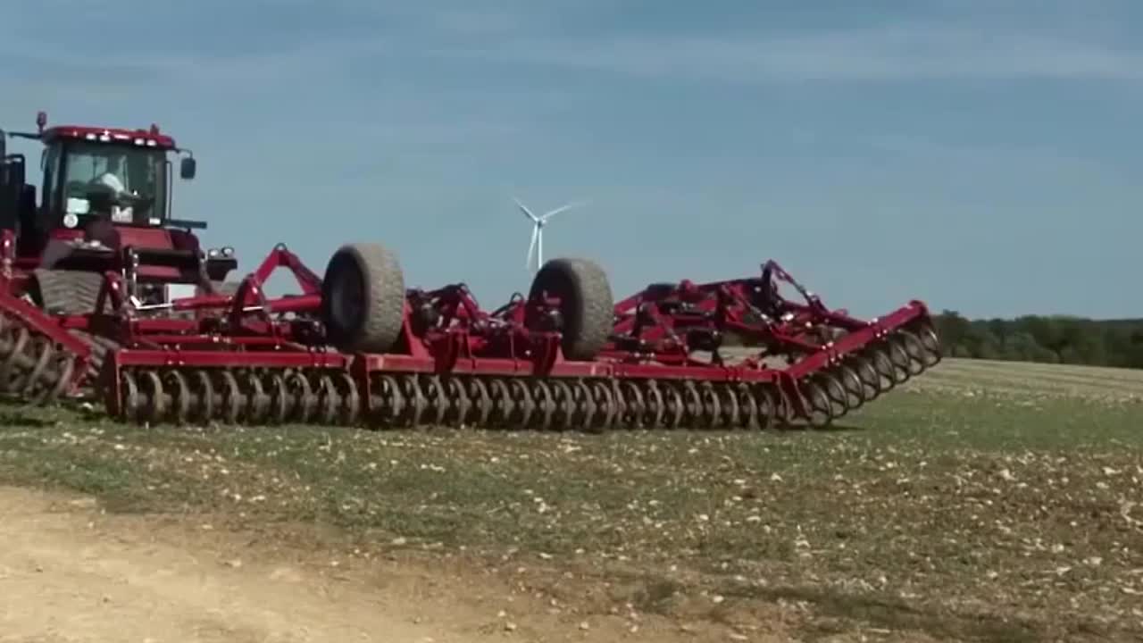 超大型耕地机,将土地翻个底朝天耕地机中的巨无霸
