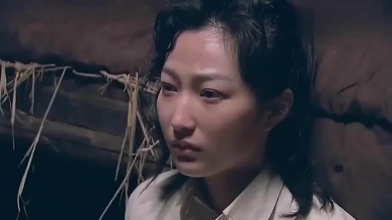 美女被鬼子抓住关在牢里,鬼子竟欺负美女给喝迷药,小鬼子没人性