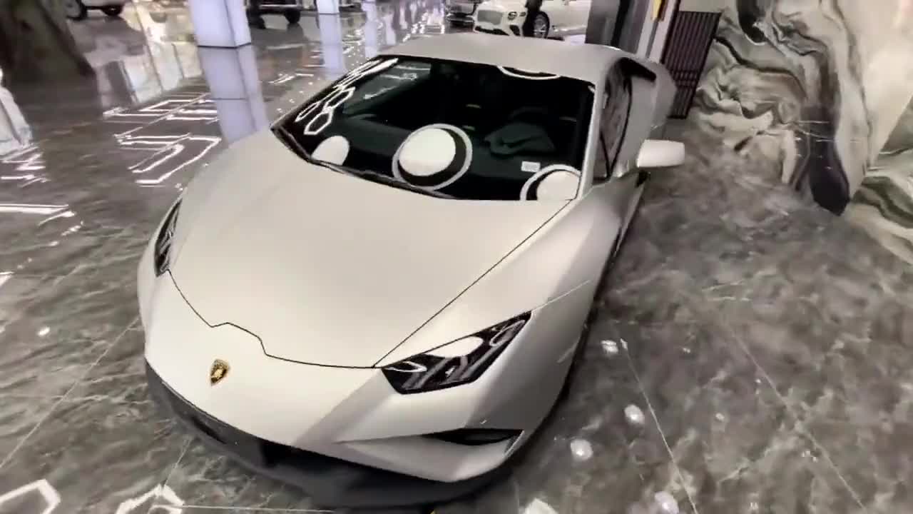 近距离欣赏2021款兰博基尼小牛