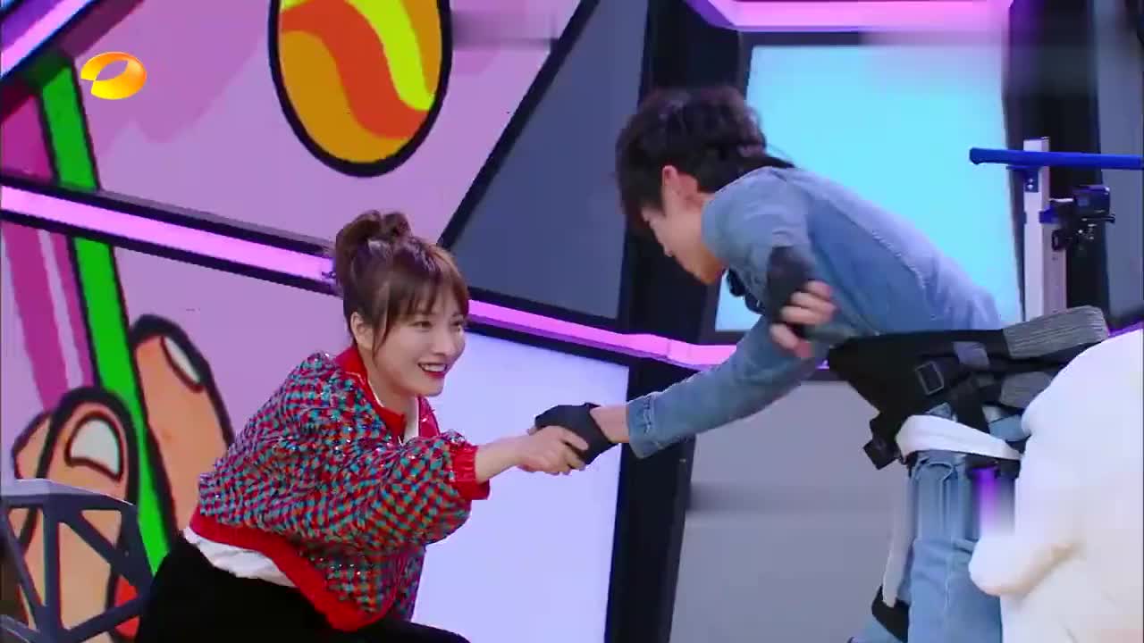 吴昕不小心摔倒,蔡徐坤绅士扶起,网友:小伙有心眼!