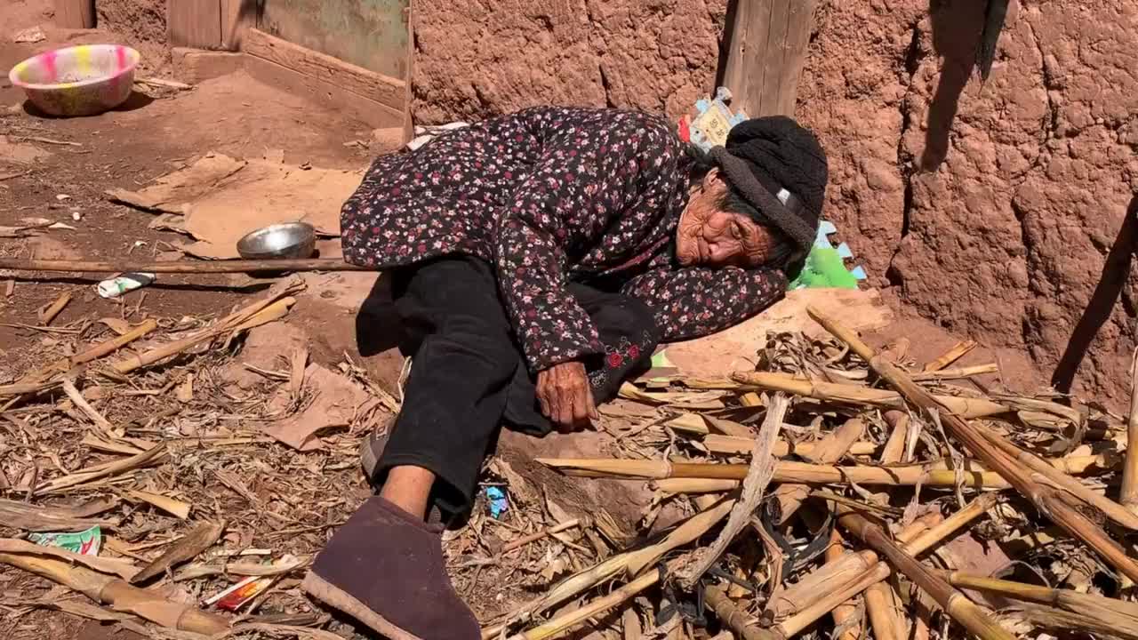 贫困山区96岁独居老人,行走举步维艰,脱下鞋脚底伤疤让人心酸