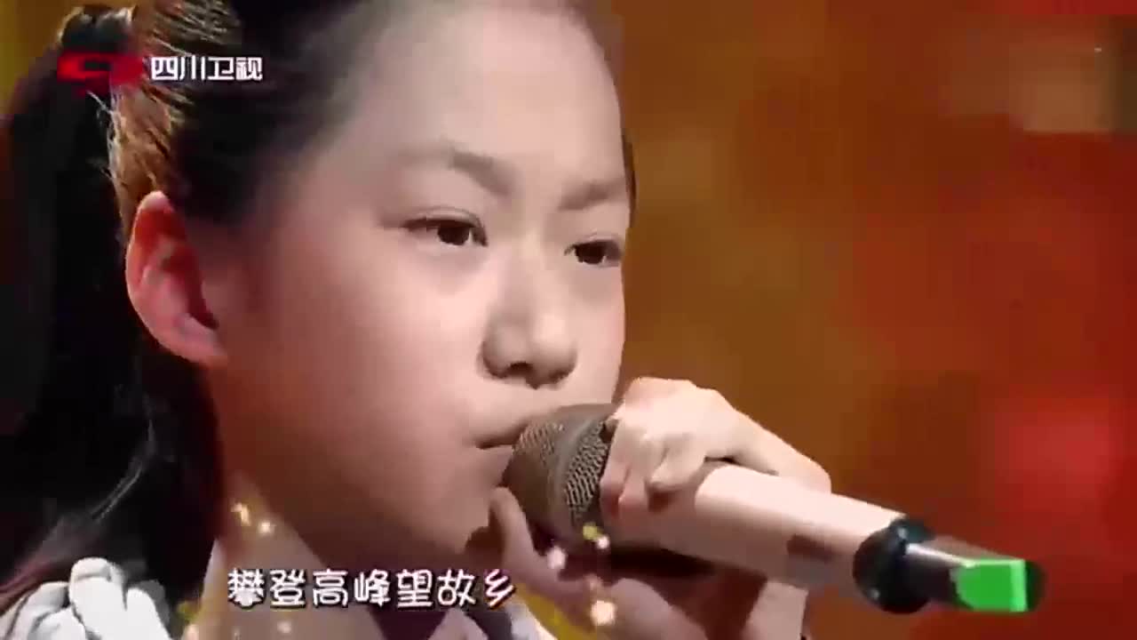 小女孩现场真情演唱梦驼铃送给爸爸,全场泪喷了