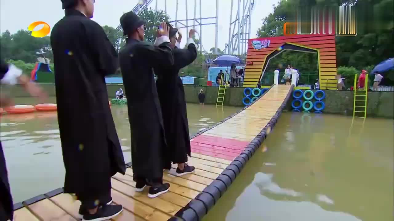 摇啊笑啊桥:恐龙队太不懂事,让漂亮小姐姐狼狈落水,当场发飙!