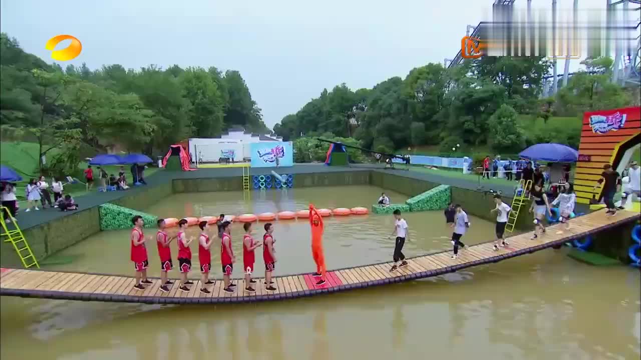 摇啊笑啊桥:小姐姐膨胀了,敢跟猎豹队叫板,下场让人不忍直视!
