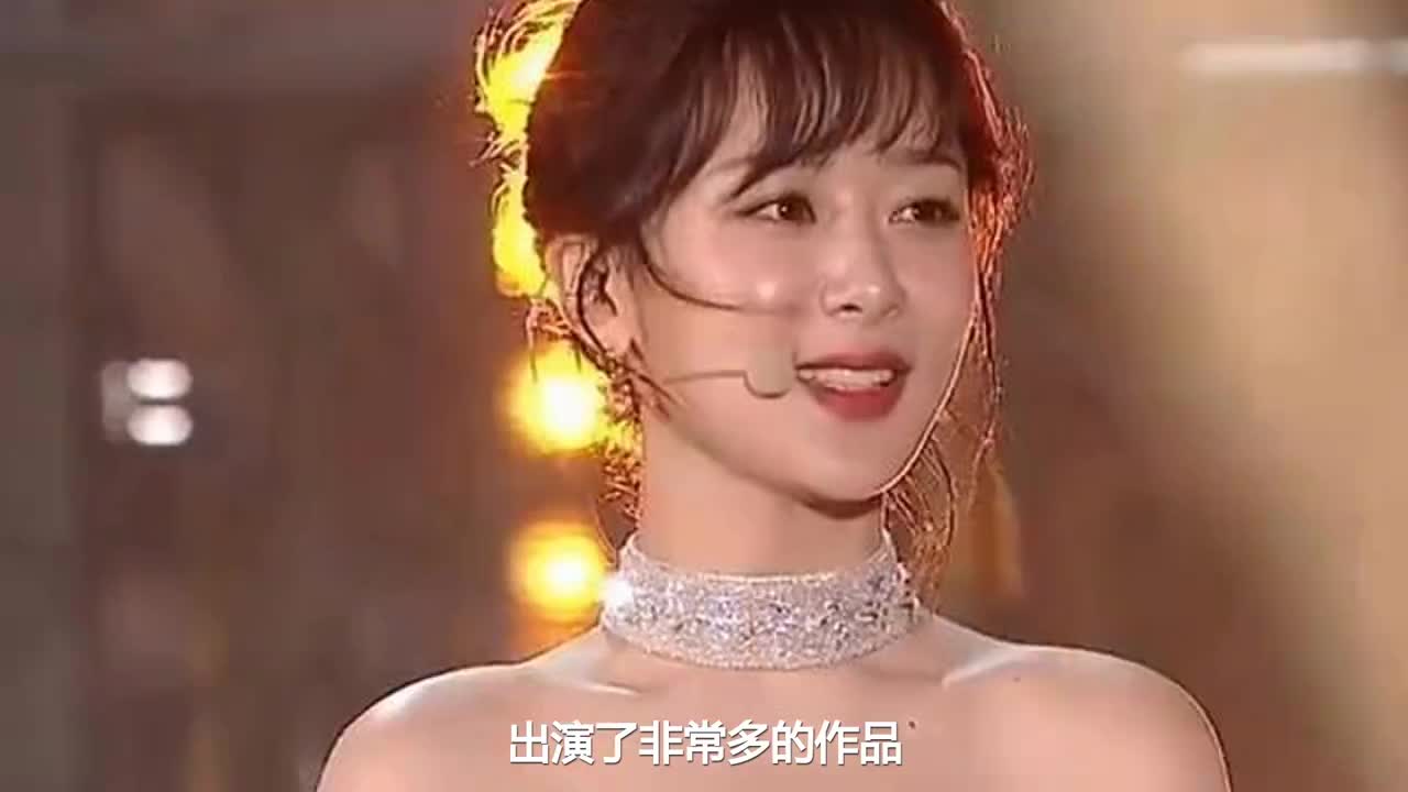 杨紫站台上接受采访,当面对镜头微笑的那刻,才知瓜子脸有多好看