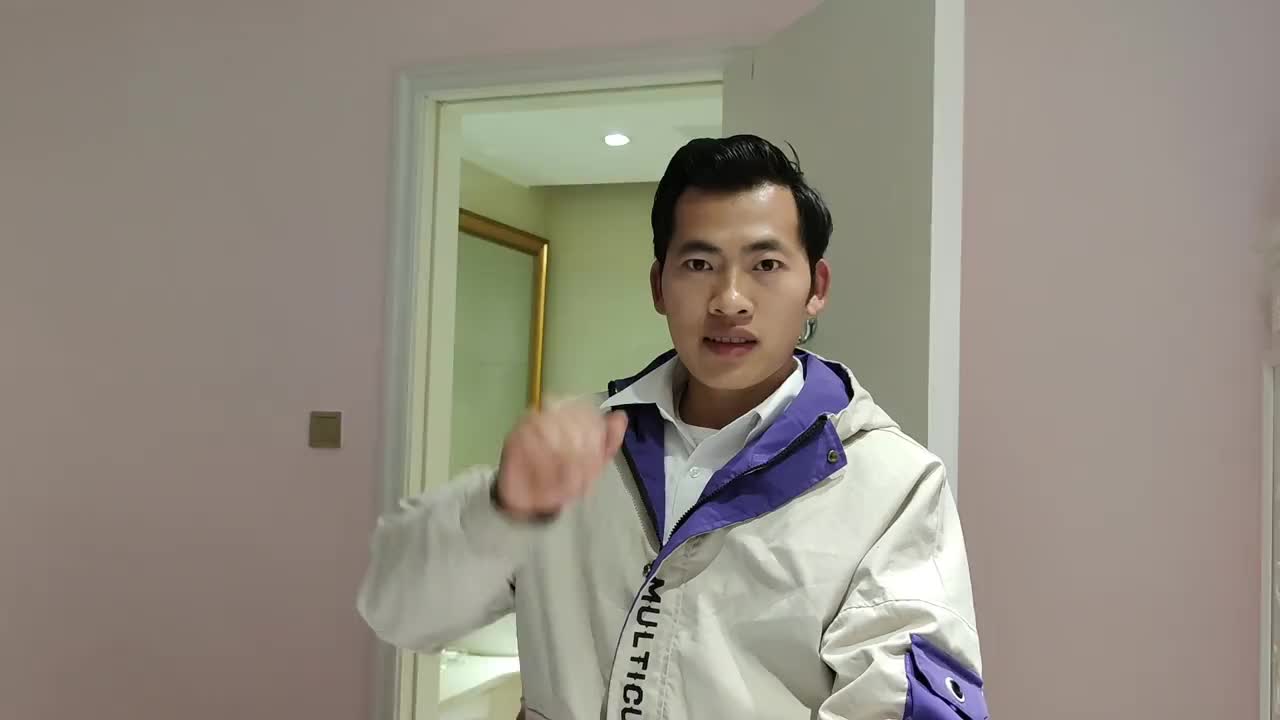 广西小勇第一次住600块钱房间,看起来比自己家还要干净几十倍