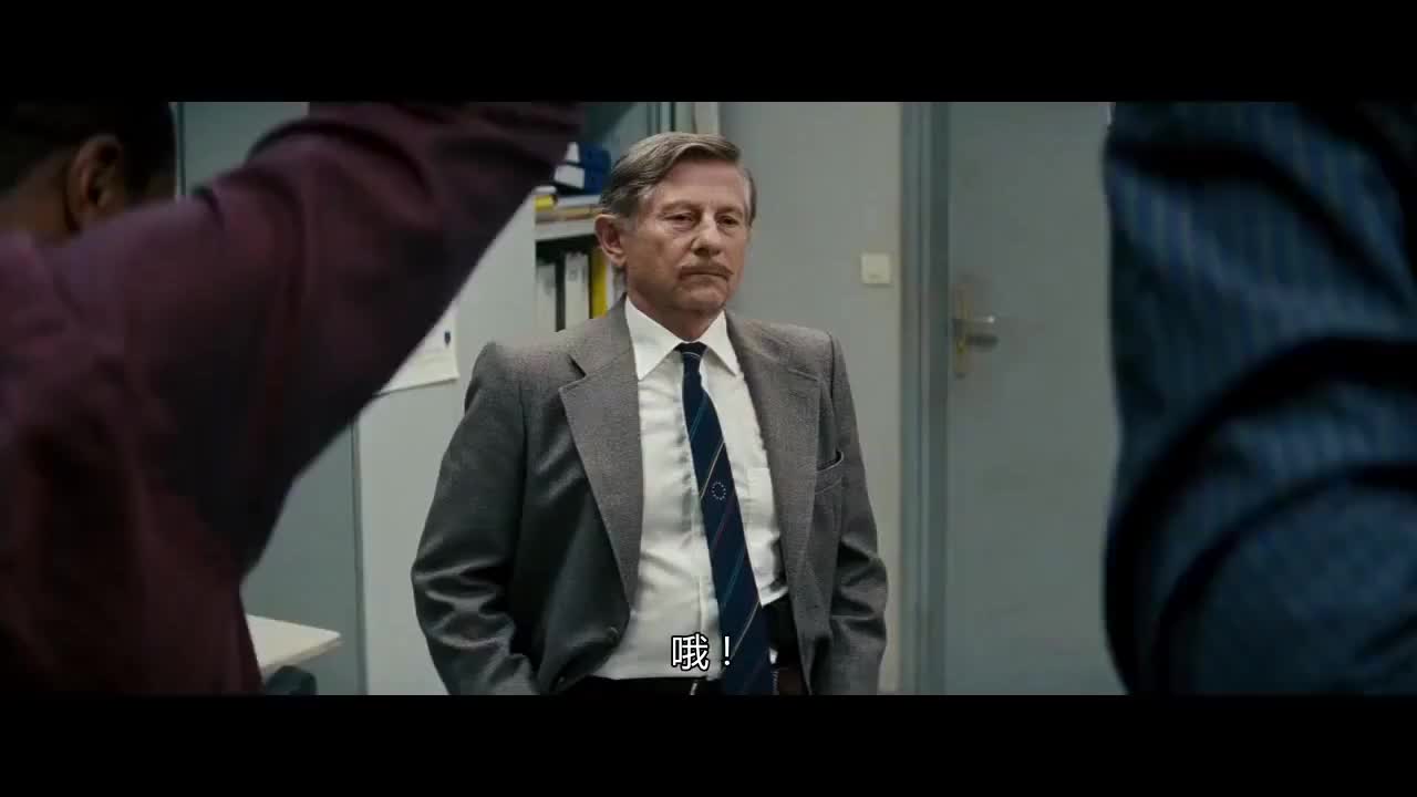 刚下飞机就被扣挨揍,这两个警察处处在制造笑点