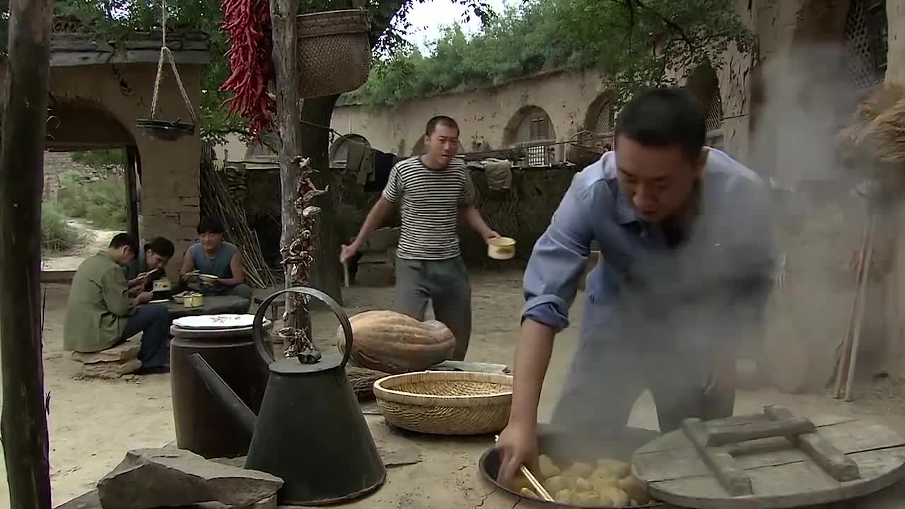 知青们正在吃饭,看见曙光骑辆自行车,饭都不吃了都抢着骑自行车